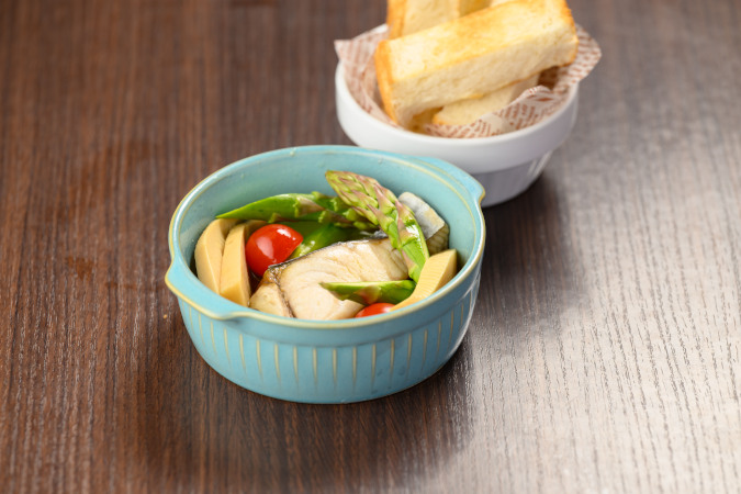 鰆の彩り春野菜アヒージョ